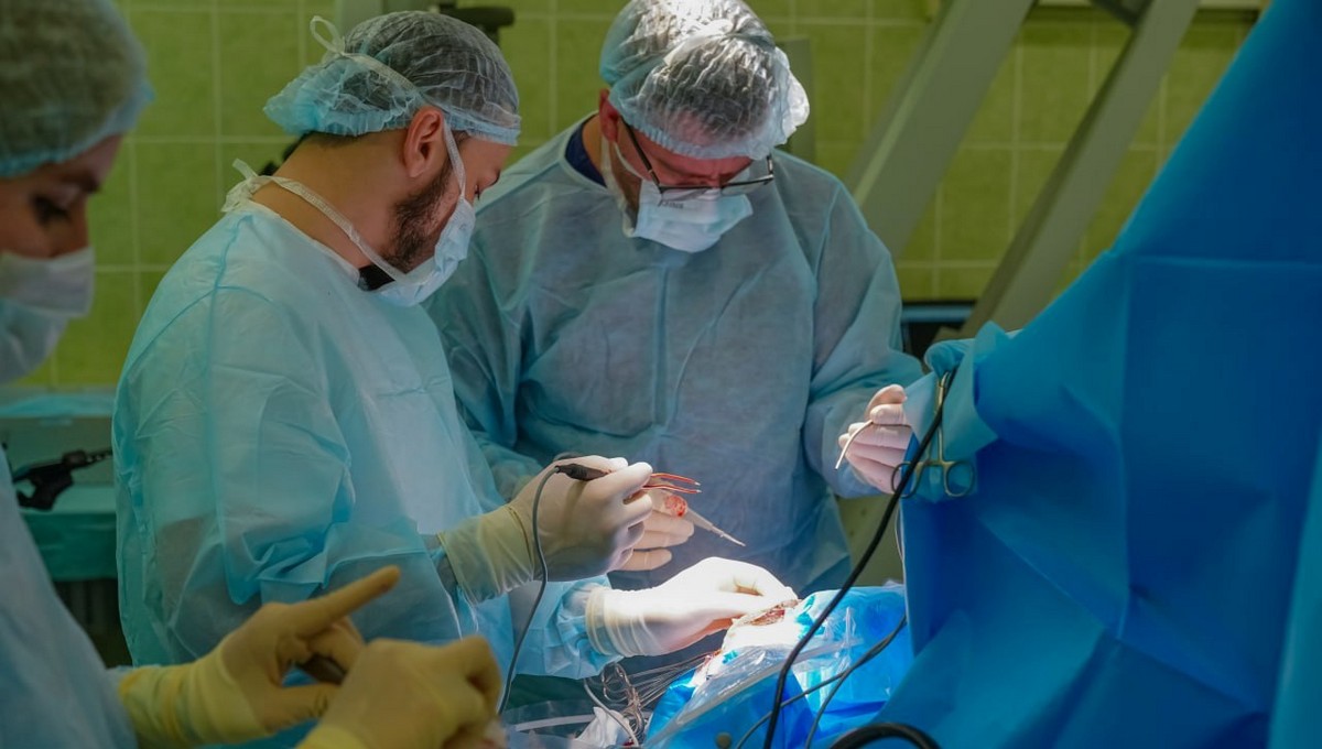 Врачи в Подмосковье разбудили пациента во время операции на мозге