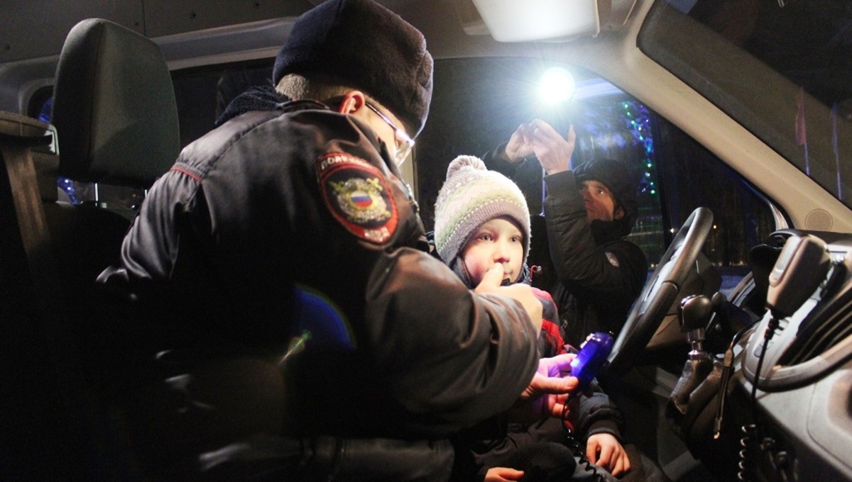 Почему полицейские в Серпухове катали маленького ребёнка на служебной машине