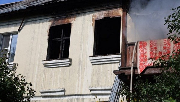 В Серпухове ранним утром загорелся жилой дом