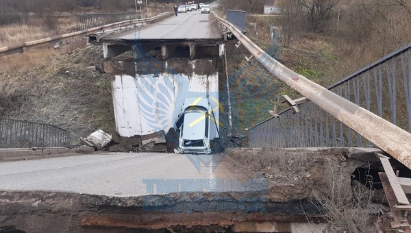 В Подольске обвалился мост через реку Пахра, есть пострадавшие