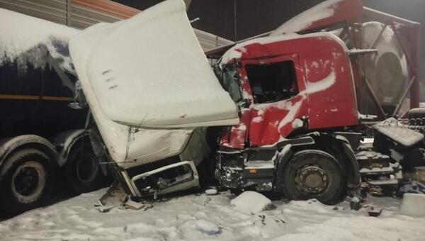 Две фуры сложились на шоссе в Подмосковье из-за снежных заносов