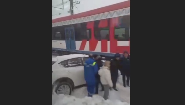 Автоледи нырнула под поезд в Подмосковье