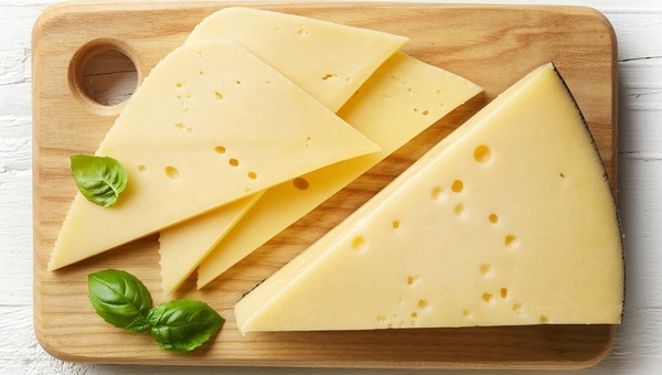 Потенциально опасный сыр нашли на прилавках в Подмосковье