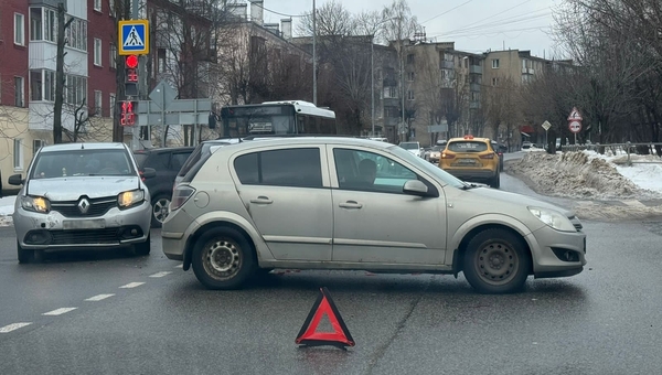 Два крупных ДТП перекрыли одну из главных улиц Серпухова