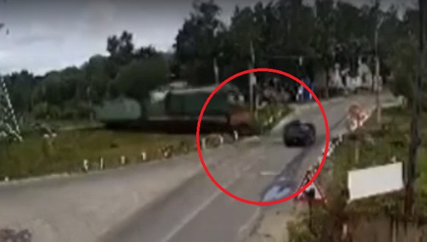 Женщина направила авто с ребёнком под поезд в Подмосковье
