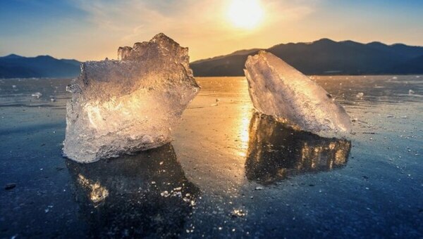 На льду Байкала заметили нетипичное явление