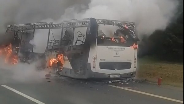 Новенький автобус с пассажирами вспыхнул на дороге в Подмосковье