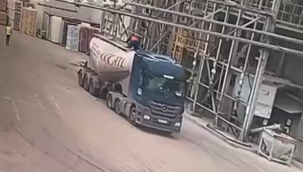 Цементовоз убил своего водителя на заводе в Подмосковье