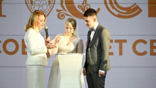 Первая в России пара молодожёнов скрепила союз не только любовью