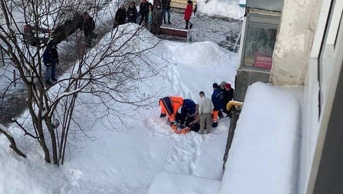 В Москве из окна выпала 16-летняя девочка