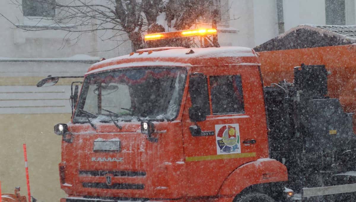 В Серпухове жители сами засыпают снегом расчищенную дорогу