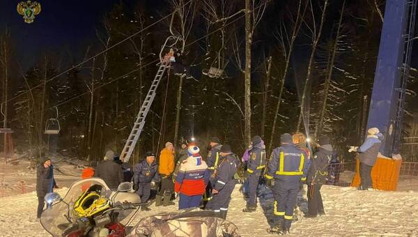 Людей ударило об землю и подбросило на подъёмнике горнолыжного спуска в Подмосковье