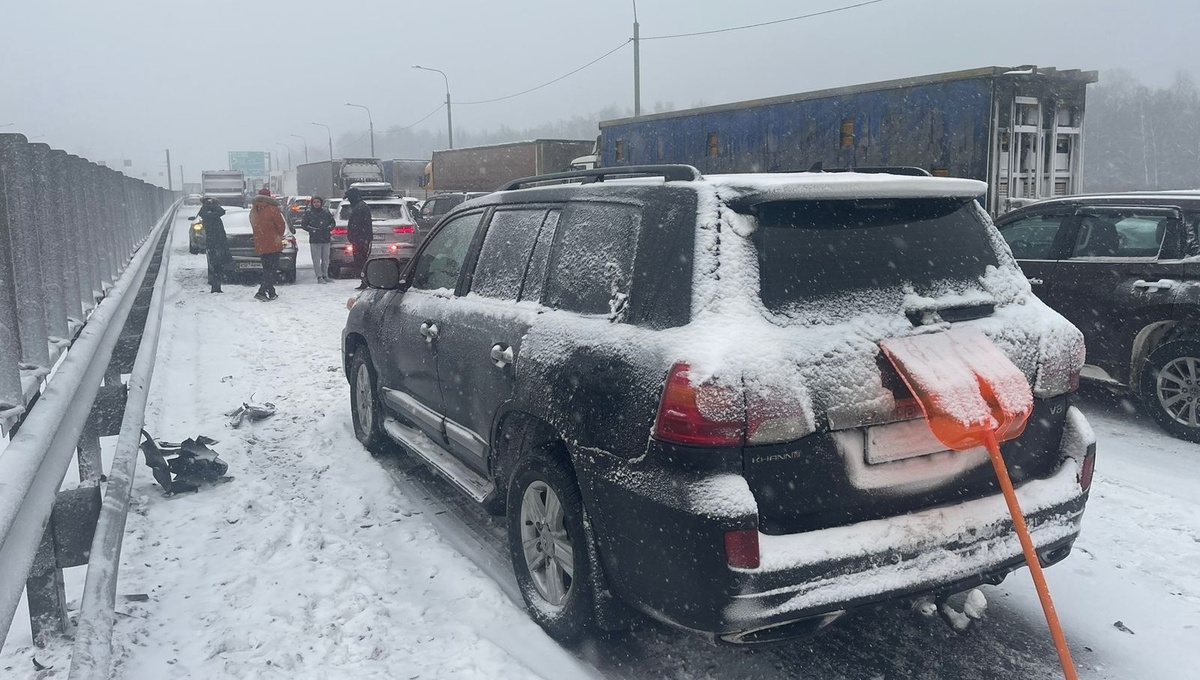 На трассе в Подмосковье движение заблокировано из-за массовой аварии