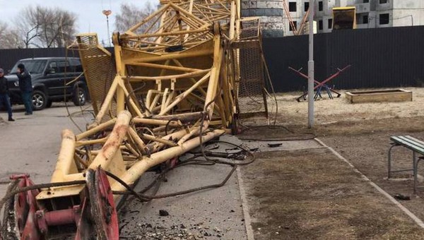 Башенный кран рухнул на детскую площадку в одном из регионов России