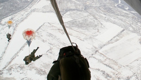 В Чехове сотрудники МЧС сняли неудачливого парашютиста с высоты