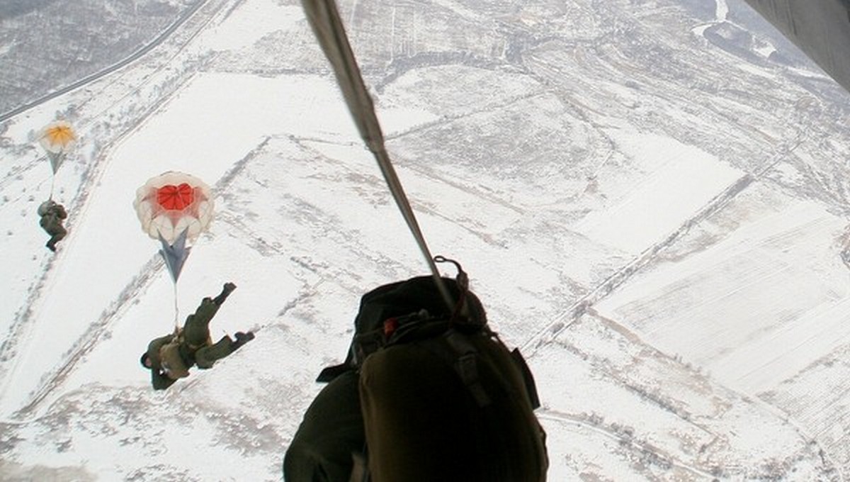 В Чехове сотрудники МЧС сняли неудачливого парашютиста с высоты