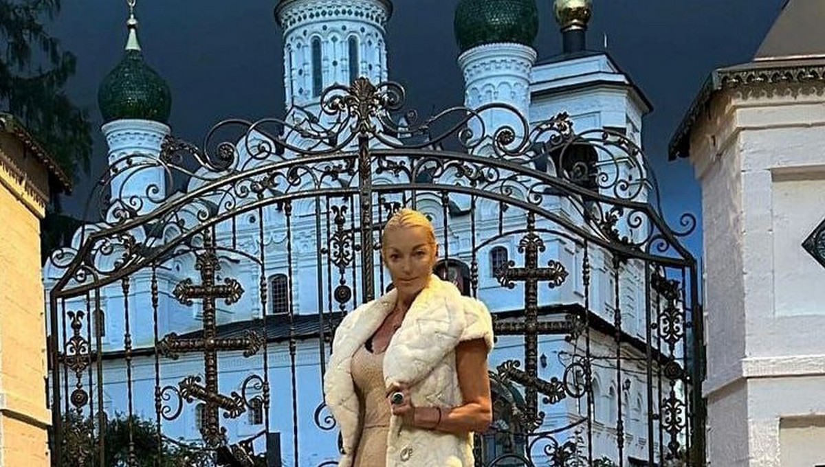 Волочкова в честь поста посетила храм в необычном наряде