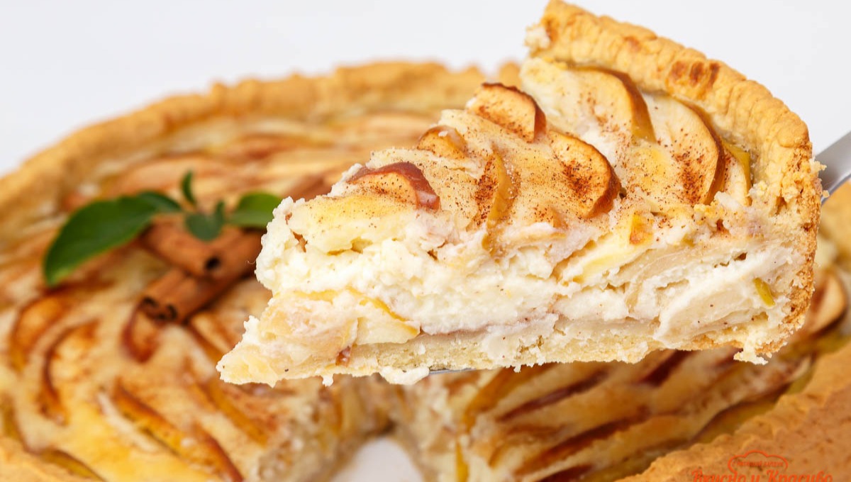 Обязательно сохраните рецепт этого яблочного пирога с необычной заливкой