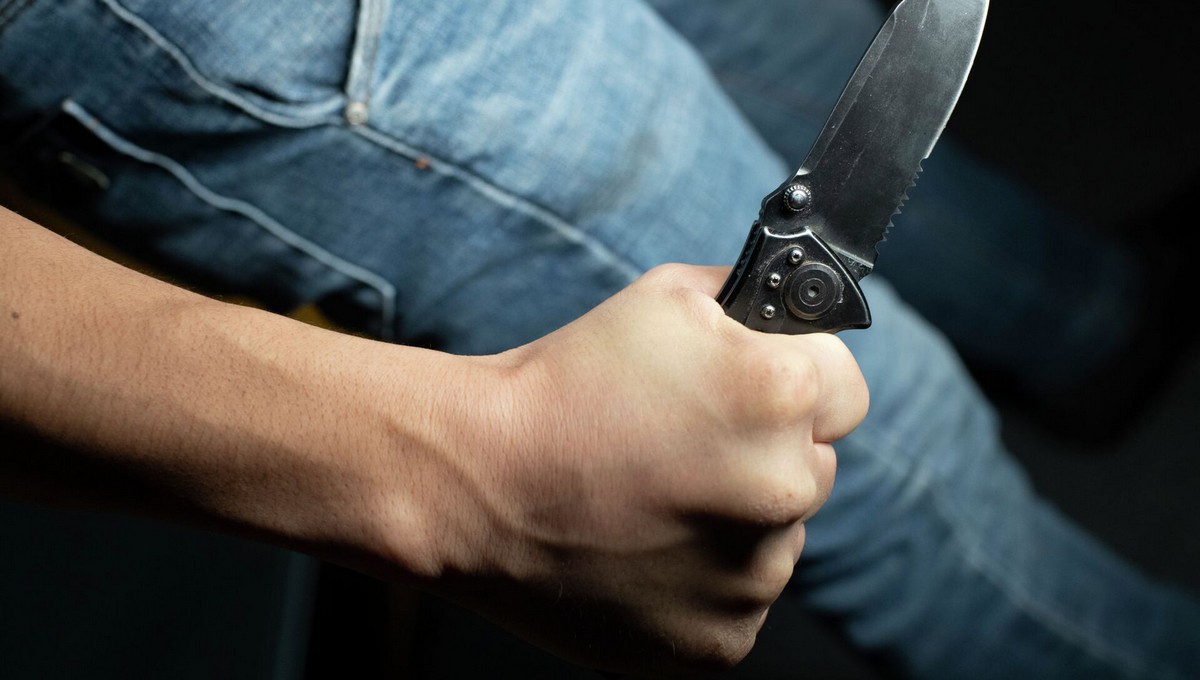 19-летний юноша бросился с ножом на защиту матери