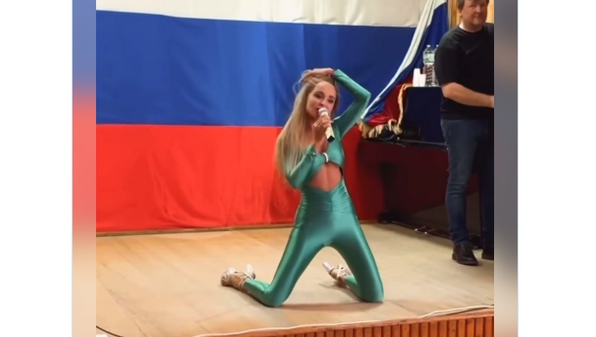 Певица Анна Калашникова выступила в подмосковном госпитале в «скромном костюме»