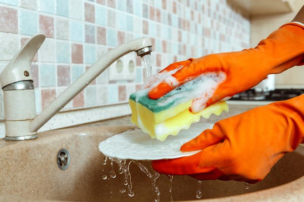 Как моментально убрать бактерии с губки для мытья посуды? 