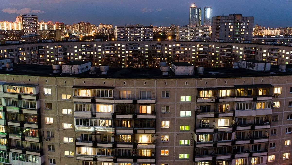 В каких городах России подешевело жилье