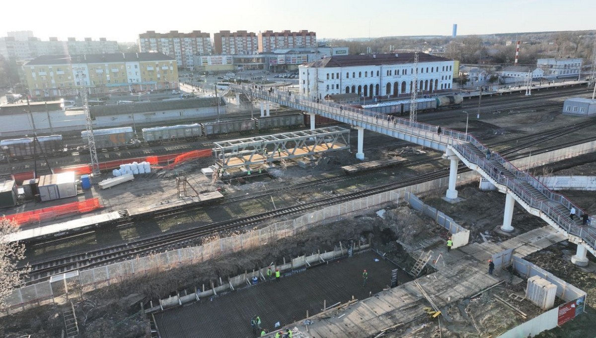 Строительство пешеходного моста в Серпухове перешло на новый уровень