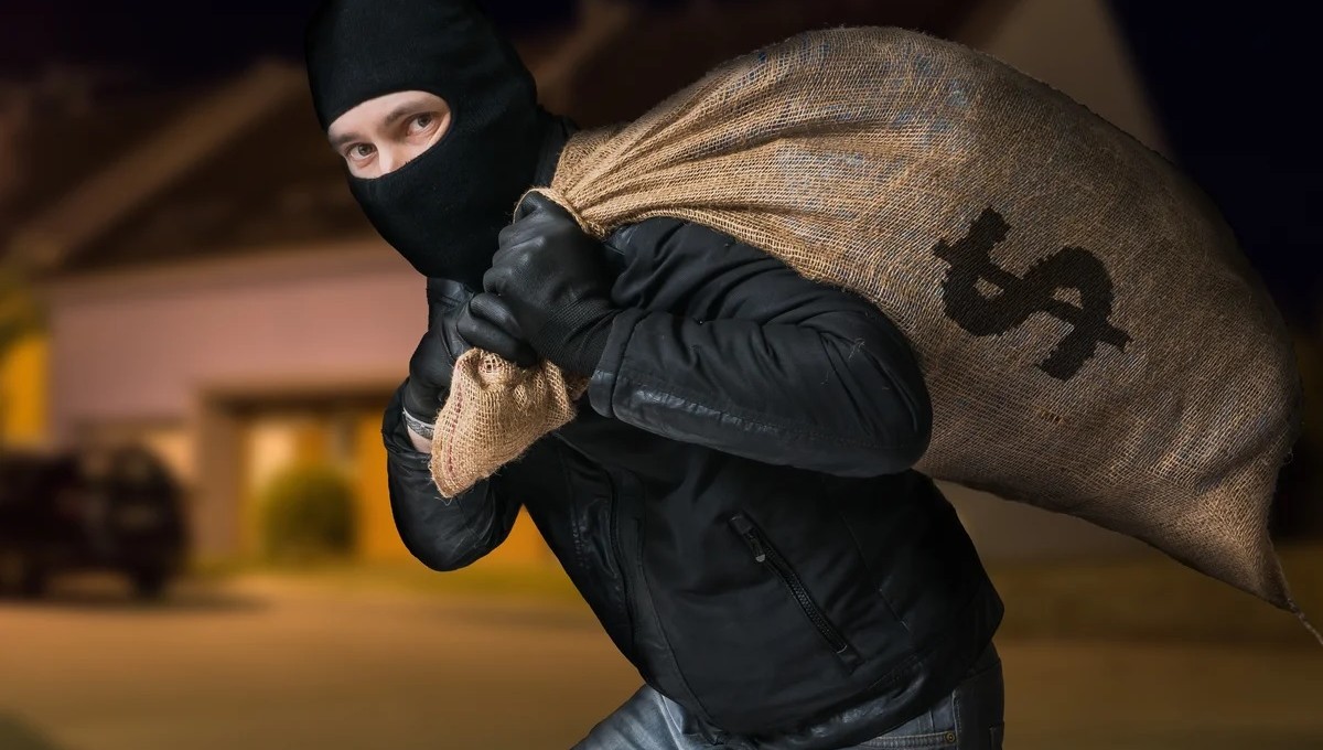 В Ростове дерзко ограбили магазин Apple: вынесли мешок айфонов и мешок денег