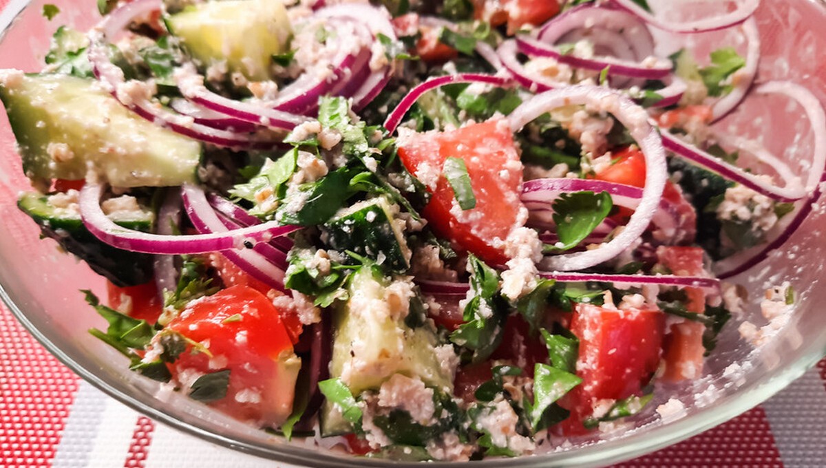 Простой салат кавказской кухни станет украшением летнего меню
