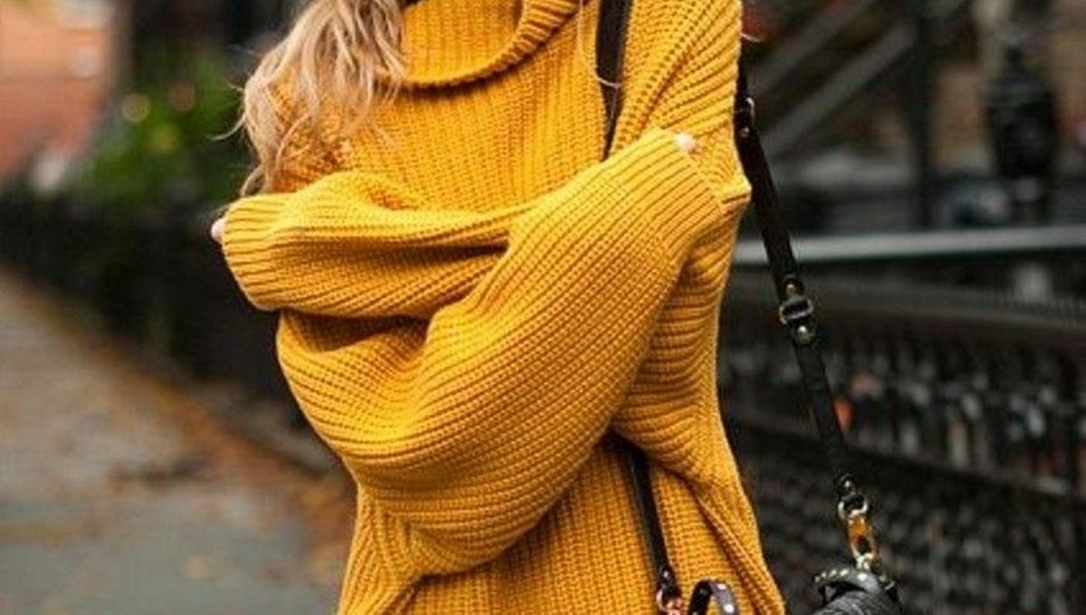 Топ-5 стильных приёмов: россиянкам рассказали, как носить свитера этой осенью