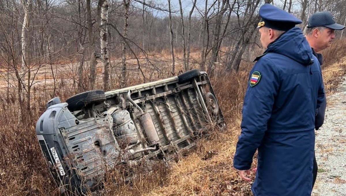 На трассе перевернулся школьный автобус с 14 детьми