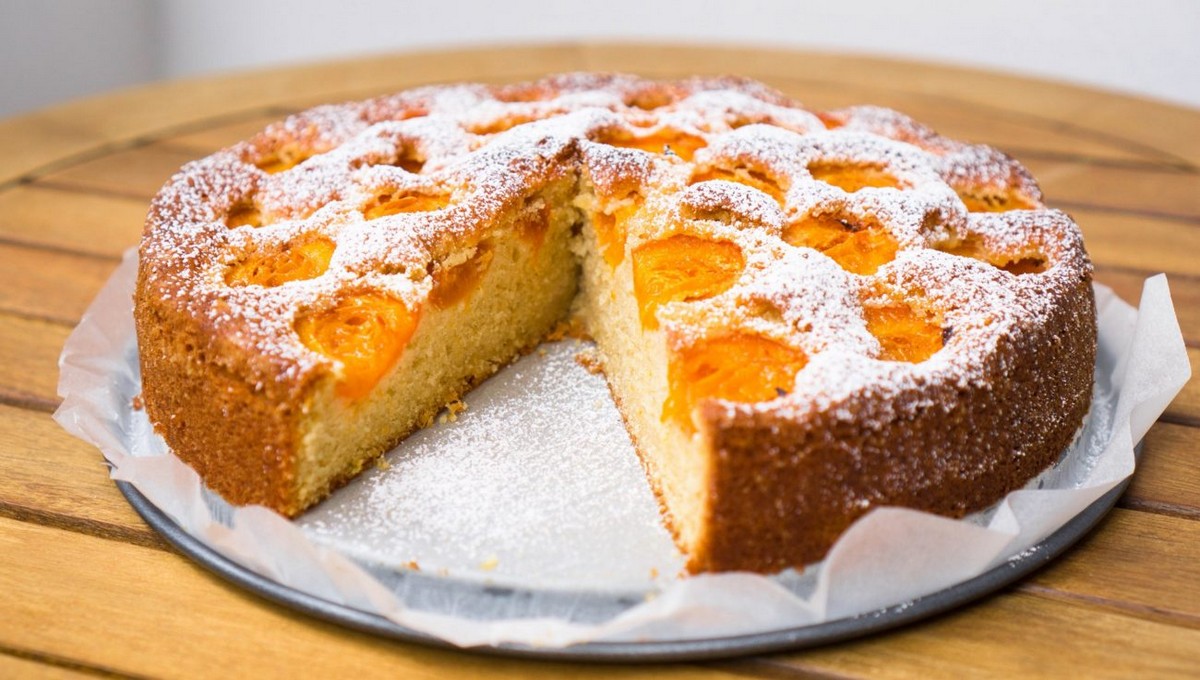 Удивите домашних элементарным пирогом с абрикосами