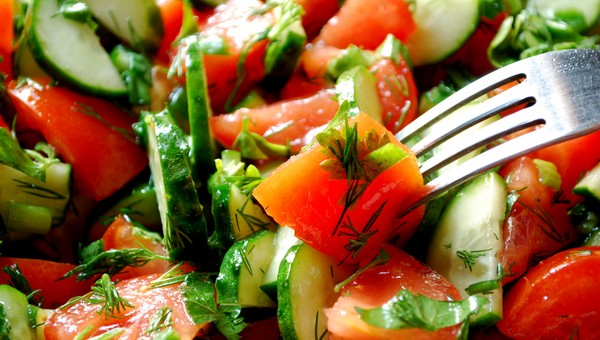 На Сицилии салат из огурцов и помидоров готовят только так