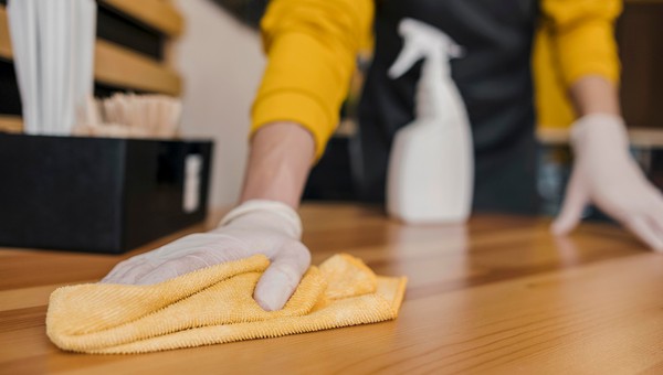 Пыль не увидите целую неделю: капните это средство на тряпку при уборке