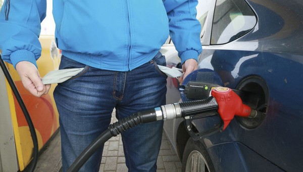 Автомобилисты негодуют: бензин снова поднялся в цене