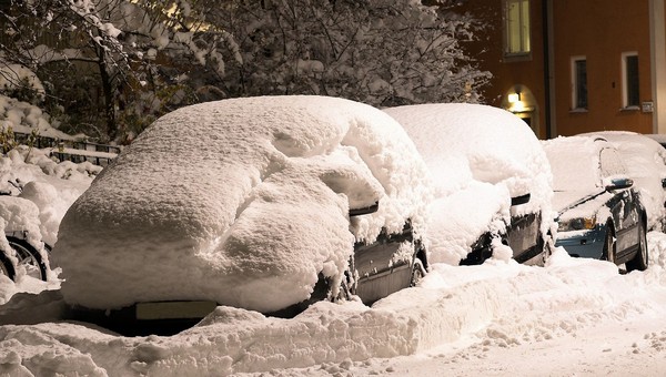 Мужчина умер в Москве, вытаскивая автомобиль из снежного плена