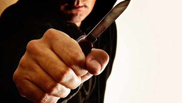 На глазах у жены: незнакомец заколол ножом мужчину на улице Москвы 