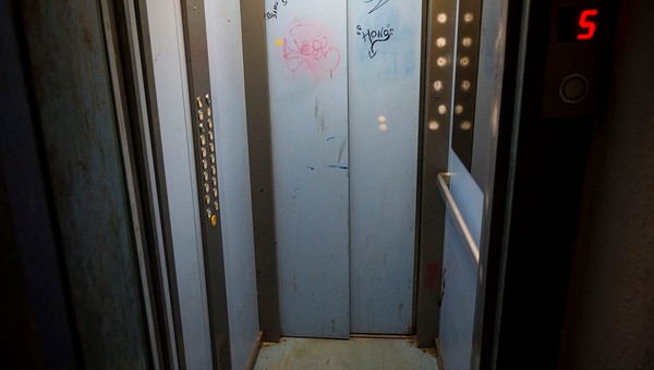 В Подмосковье педофил напал на двух детей в лифте дома