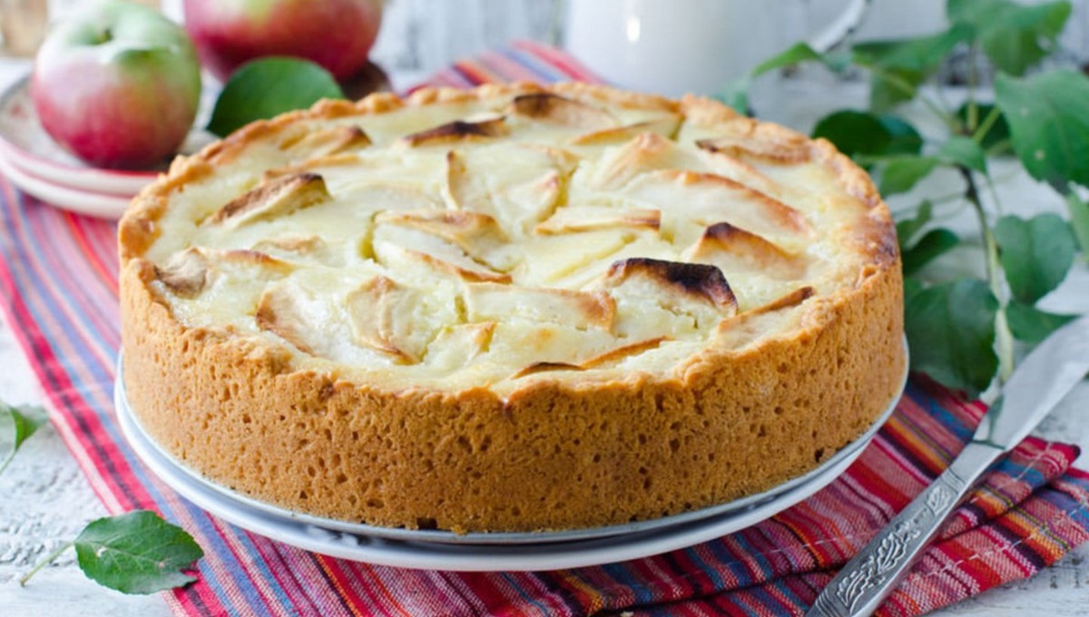 Приготовьте вкуснейший заливной пирог с яблоками всего за 10 минут