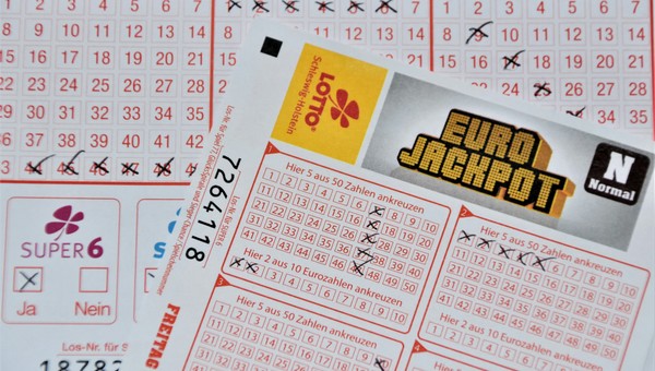 Женщина выиграла в лотерею 22,3 миллиарда рублей и столкнулась с неожиданной реакцией родных