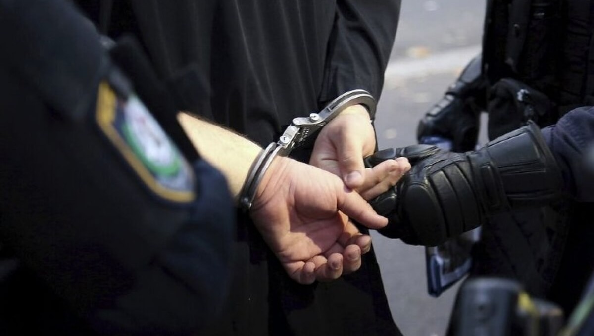 В Москве извращенец взял в заложницы двух девушек