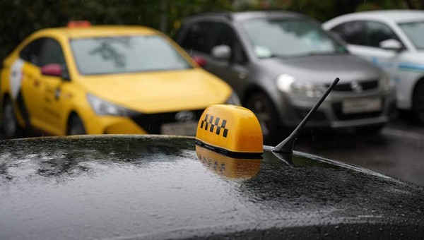 В Госдуме предложили штрафовать водителей такси за долгую парковку во дворах