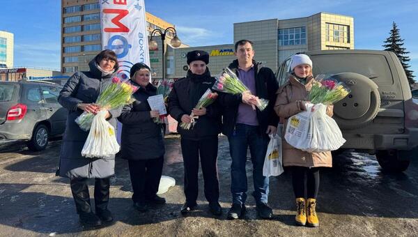 Полиция и «ФМедиаХолдинг» устроили женщинам на дорогах Серпухова цветочную «проверку документов» 