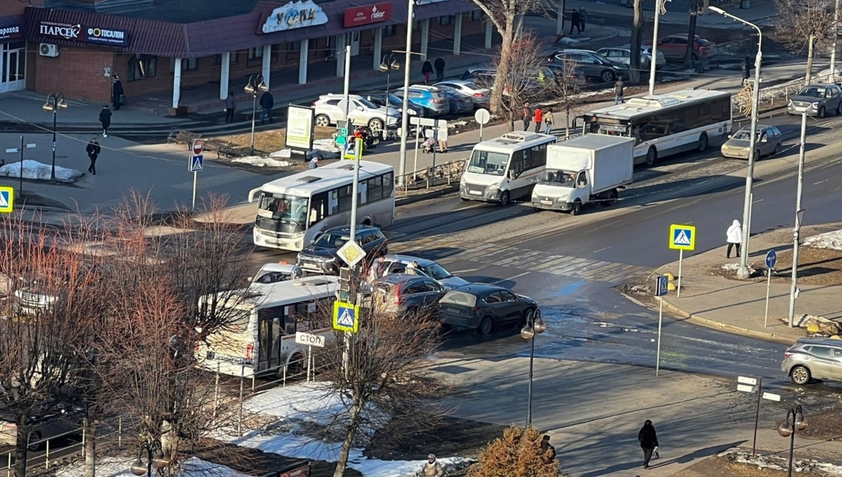 Нелепая авария перекрыла главную транспортную артерию Серпухова