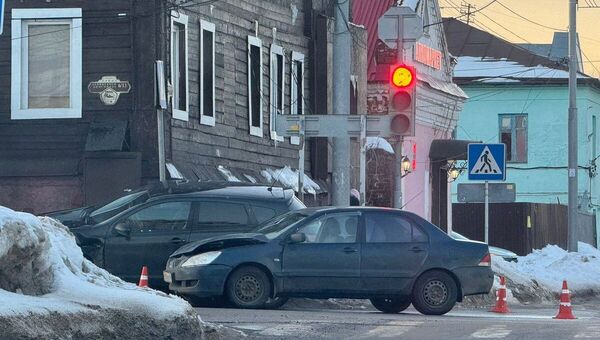 Автомобиль выпрыгнул на тротуар в результате ДТП в Серпухове