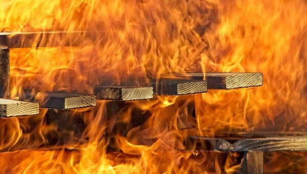 Грандиозный пожар охватил лодочную станцию в Подмосковье