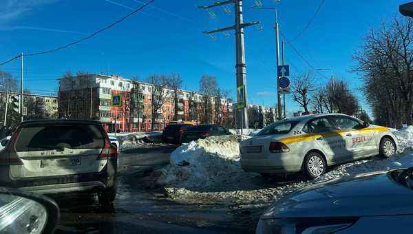 Такси вылетело на тротуар на оживлённой улице Серпухова