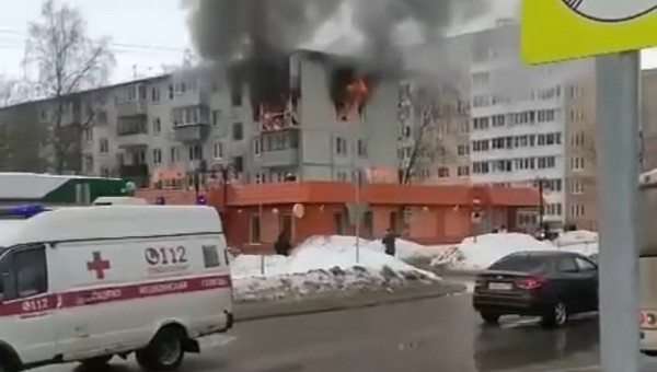 UPD: В Серпухове полыхает жилой дом, движение по улице перекрыто
