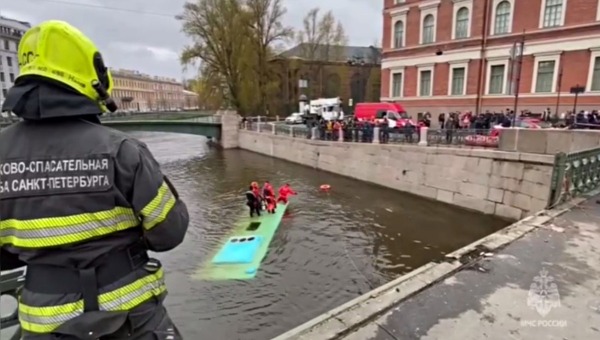 ДТП: в Санкт-Петербурге автобус упал в реку, унеся жизни нескольких пассажиров
