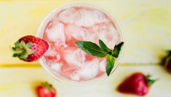 В сезон клубники не забудьте приготовить такой необычный мохито